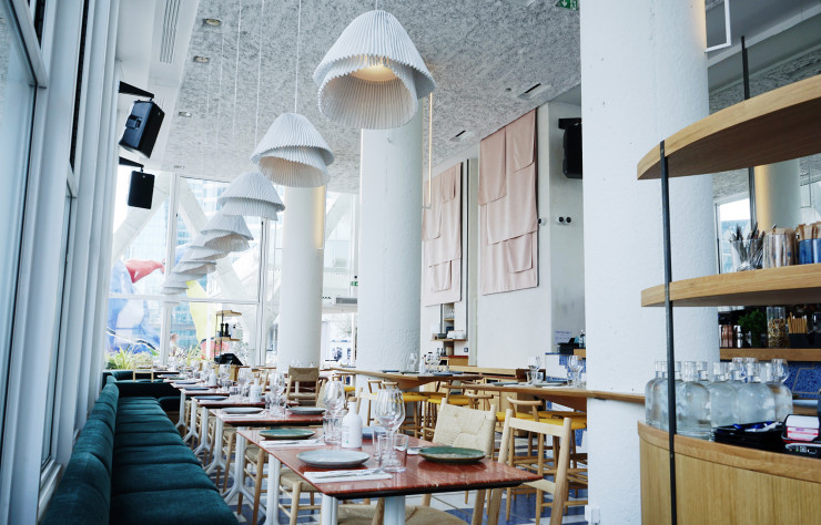 Avec ses couleurs pures et ses matériaux naturels, Yaya La Défense rend hommage à la Crète.