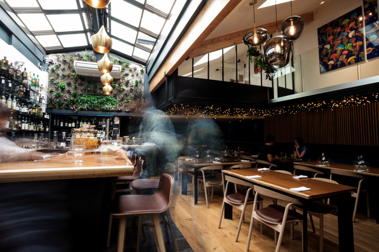 Derrière le comptoir, les cuisines s’activent au diapason du chef Orjollet.