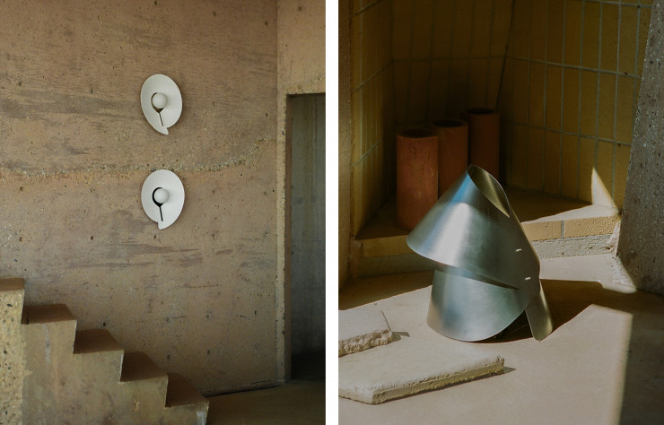 Appliques Compas et lampe de table Escargot, disponible en acier et en laiton perforé.