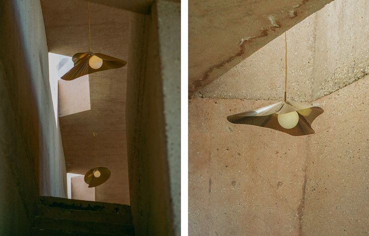 Les suspensions Compas couvent une perle en verre sablé soufflée à la bouche.