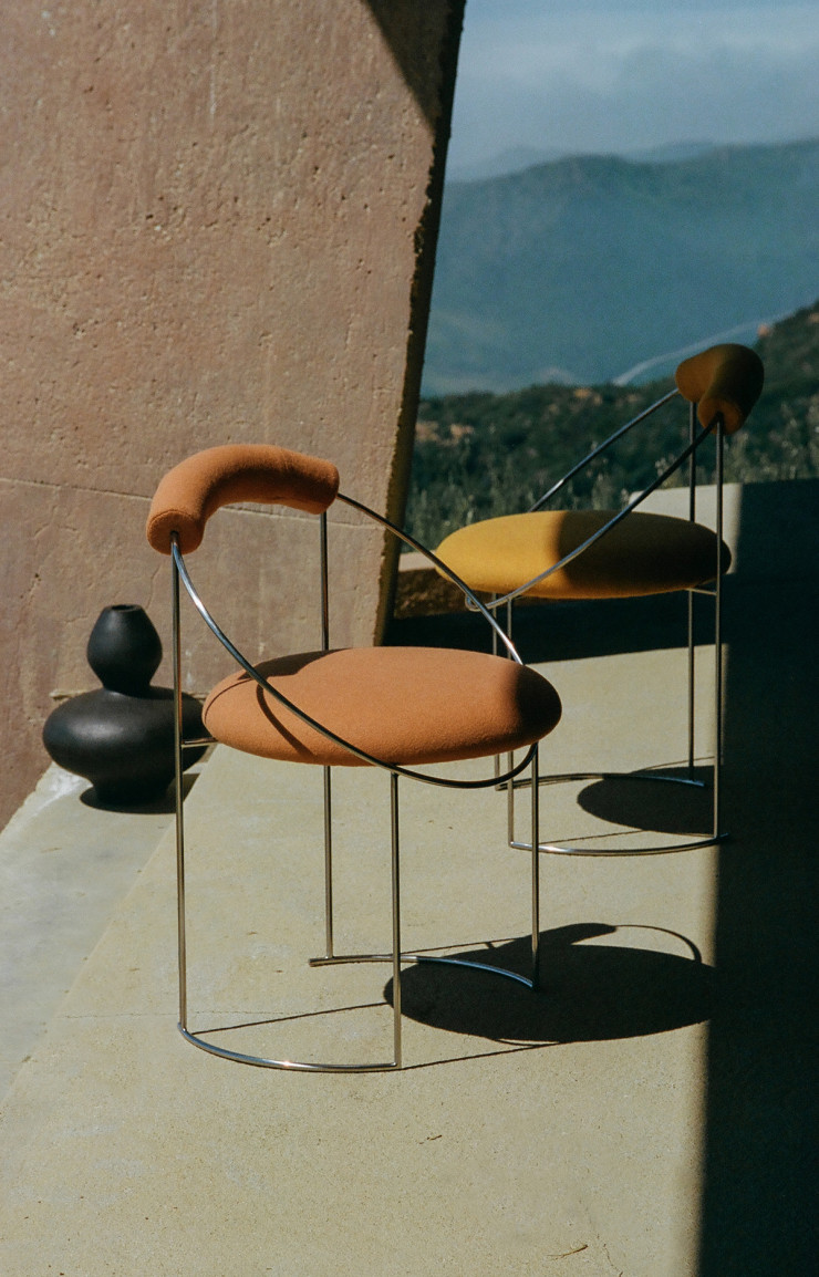 Chaises Eclipse, en acier et tissu sur-mesure.