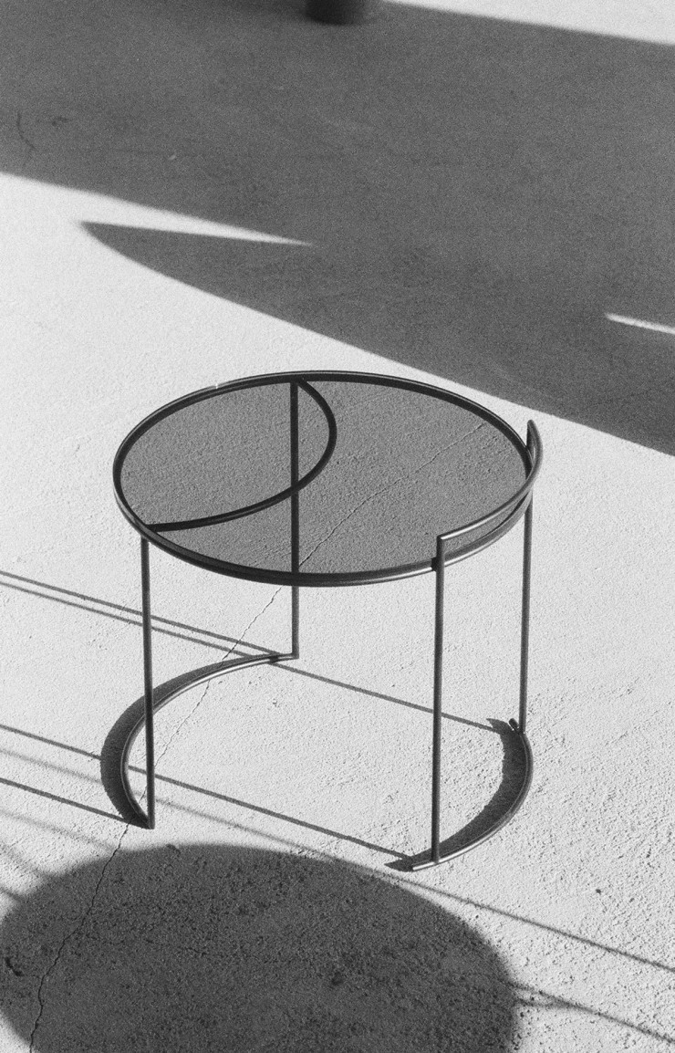 Table basse Eclipse, en acier et verre fumé.