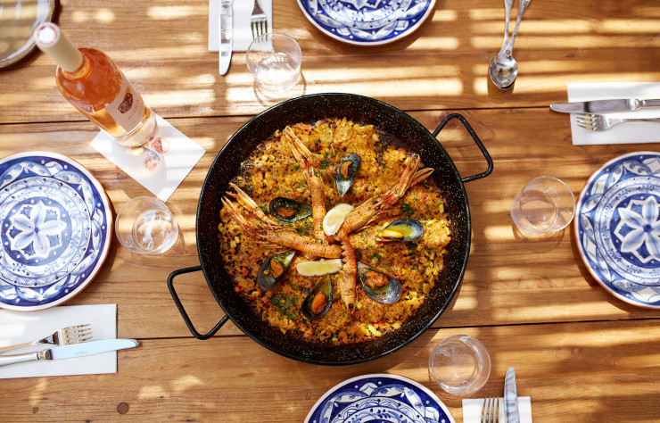 A la carte : une farandole de tapas et de plats de riz grillés géants comme ce « Riz du Pêcheur » agrémenté de poissons locaux.