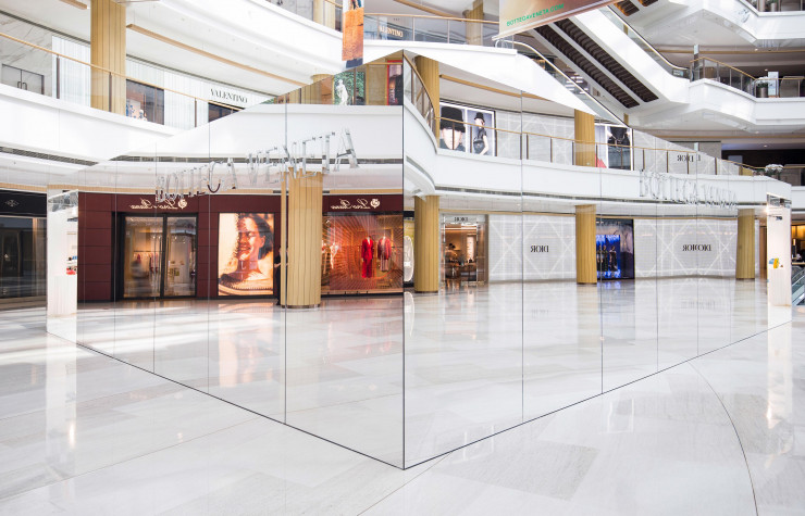 « The Invisible Store » reflète les enseignes environnantes.