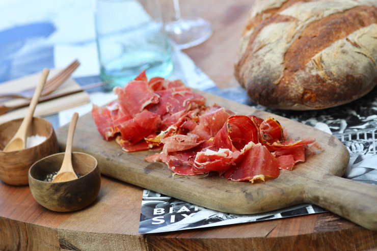 Petits plats savoureux ou tapas locales, Carlos est de toutes les occasions.