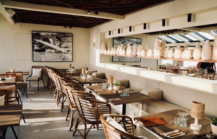 Assises en rotin, tonalités de beige et céramiques locales : Carlos a tout juste sur la déco.