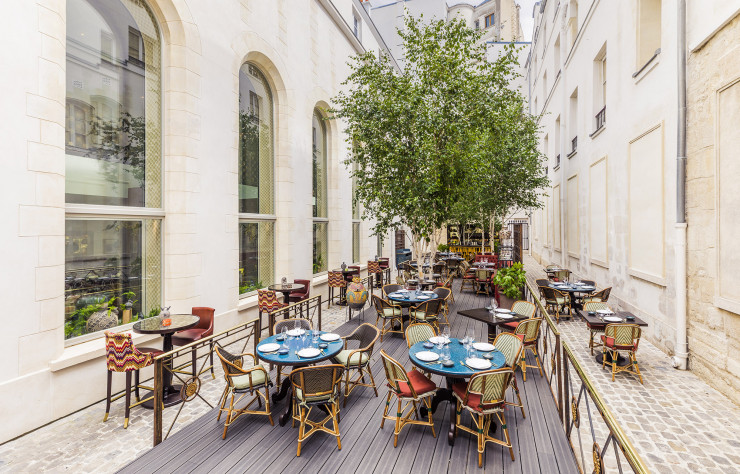 Dans le prolongement d’une ancienne église réhabilitée en restaurant aux dimensions hors normes, Coya ouvre cet été les portes de son jardin.