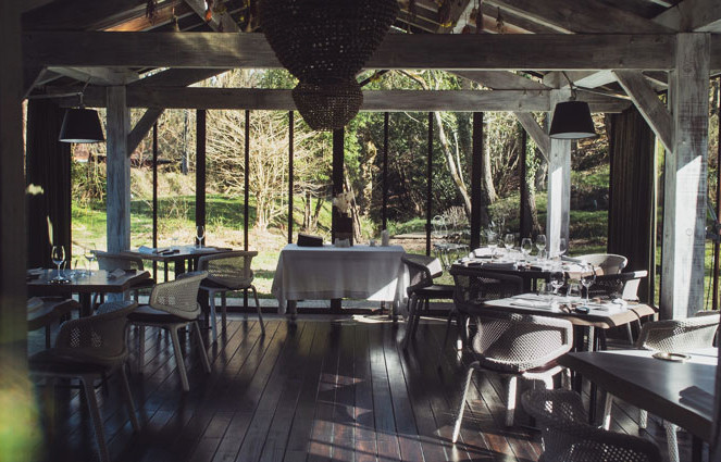 Avant de devenir un restaurant, il y a une soixantaine d’années, le Moulin… était un moulin. C’est aujourd’hui une petite maison chaleureuse dont la structure initiale et typique a su être conservée.