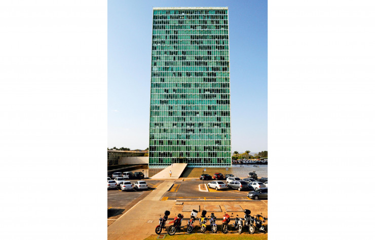 L’une des deux tours du Congrès, reliées par une passerelle. Le tout forme un H comme Humanité.