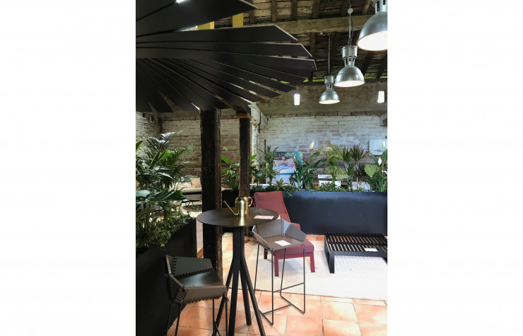 L’intérieur de la boutique Trentotto développe l’esprit d’une maison de campagne contemporaine.