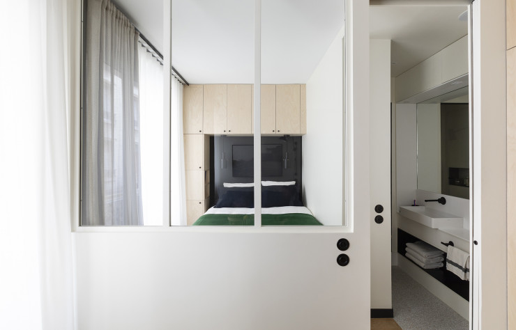 Pour son premier projet à Paris, l’agence hybride s’est confrontée à une problématique typique de la capitale : l’aménagement des appartements à faible superficie.