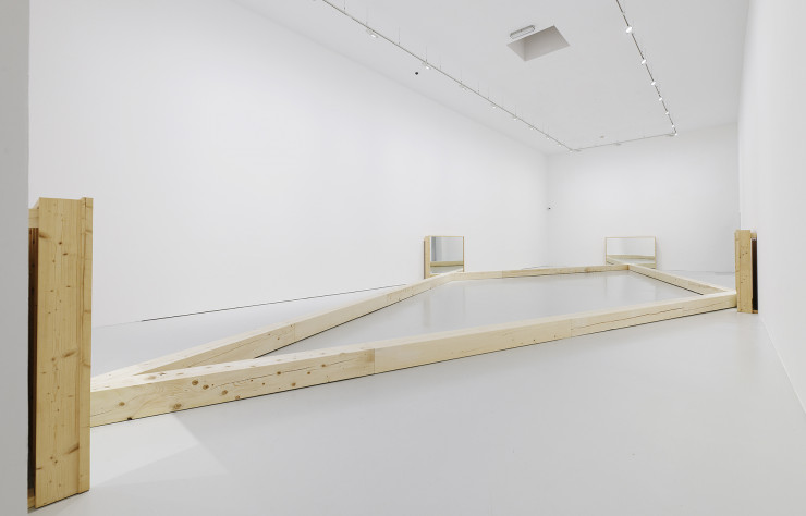 Robert Morris, Untitled (Portland Mirrors), 1977, bois de sapin Douglas de longueur variable, miroirs.