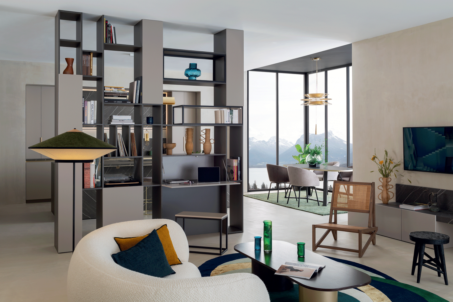 L’élément structurant la pièce est cette bibliothèque qui va du sol au plafond. Alternant espaces ouverts et...