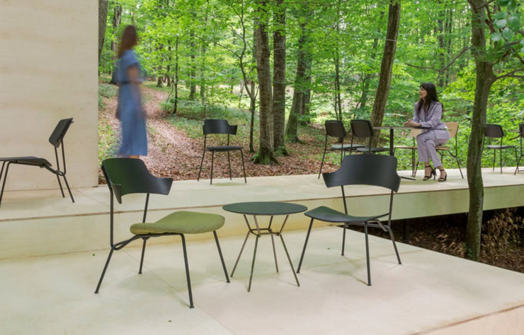 Les chaises basses et hautes « Strain ».