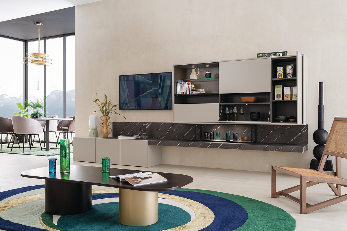 Dans le salon, le mur s’habille d’une élégante composition murale. Traitée dans une unité de ton avec...