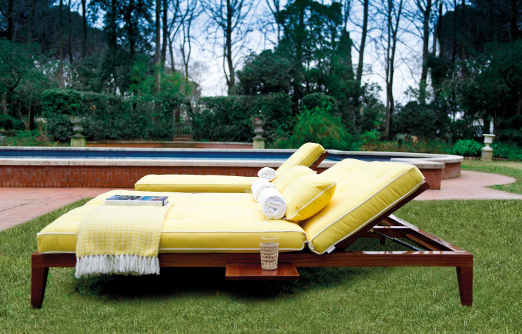 Bains de soleil de la nouvelle collection outdoor d’Unopiù, « C’est la vie », tout en acajou poli, qui célèbre la joie de vivre et s’inspire des meubles classiques anglais et de la finition des navires anciens.