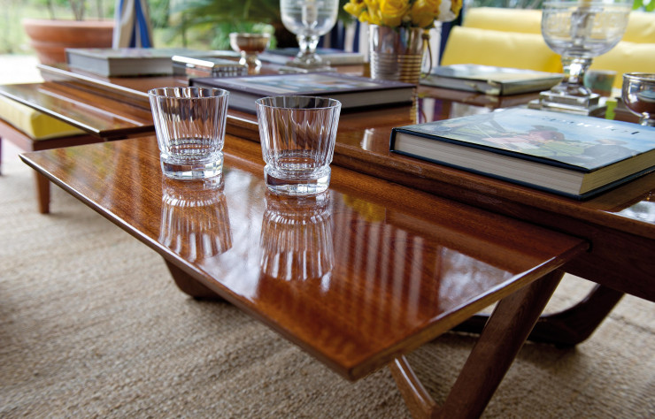 Table basse en acajou de la gamme « C’est la vie ».