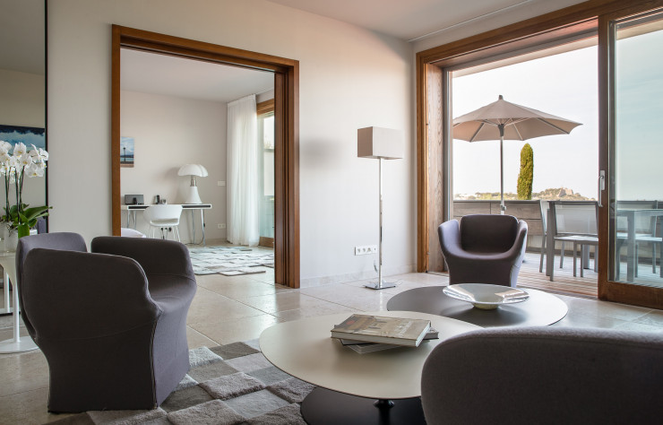 Les chambres et suites s’habillent d’une décoration raffinée orchestréE par Marion Pinelli.