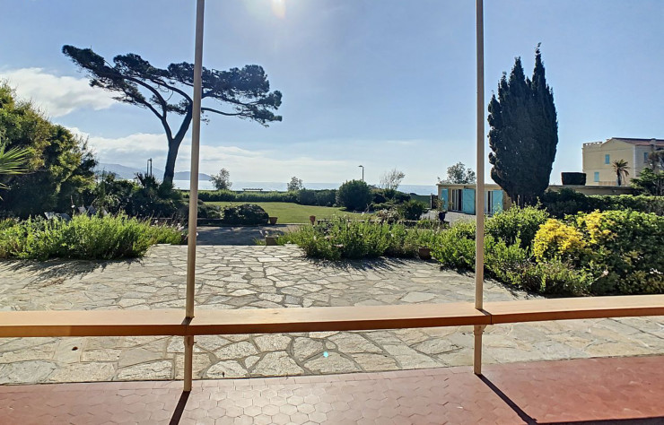 Planté d’essences méditerranéennes, le jardin borde la plage de Saint-Clair, réputée pour son sable fin.