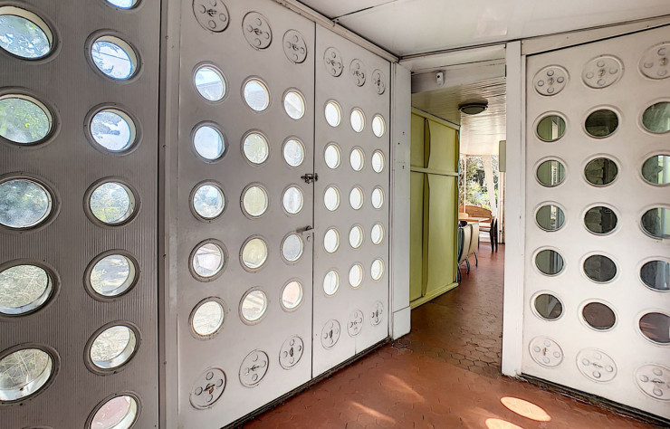 Dans la cuisine, les portes à hublots génèrent des jeux de motifs et de lumière.