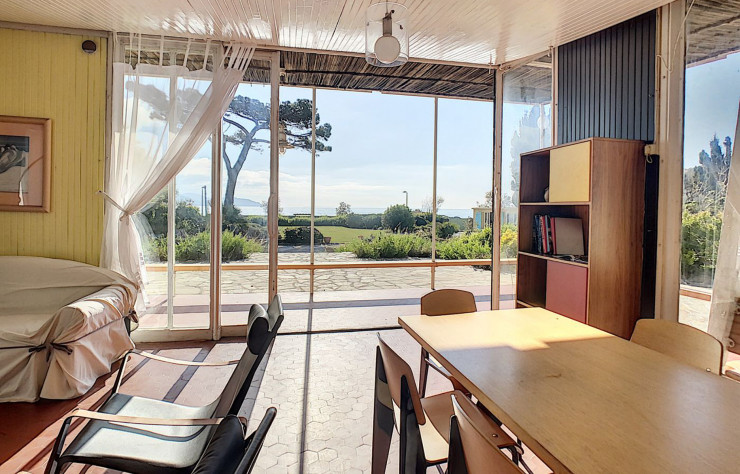 Le salon, largement ouvert sur le paysage.