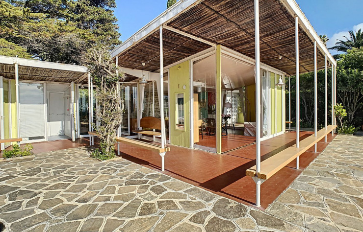 Traditionnels, le sol en tomettes et les canisses de bambou n’entament en rien la modernité de l’architecture.