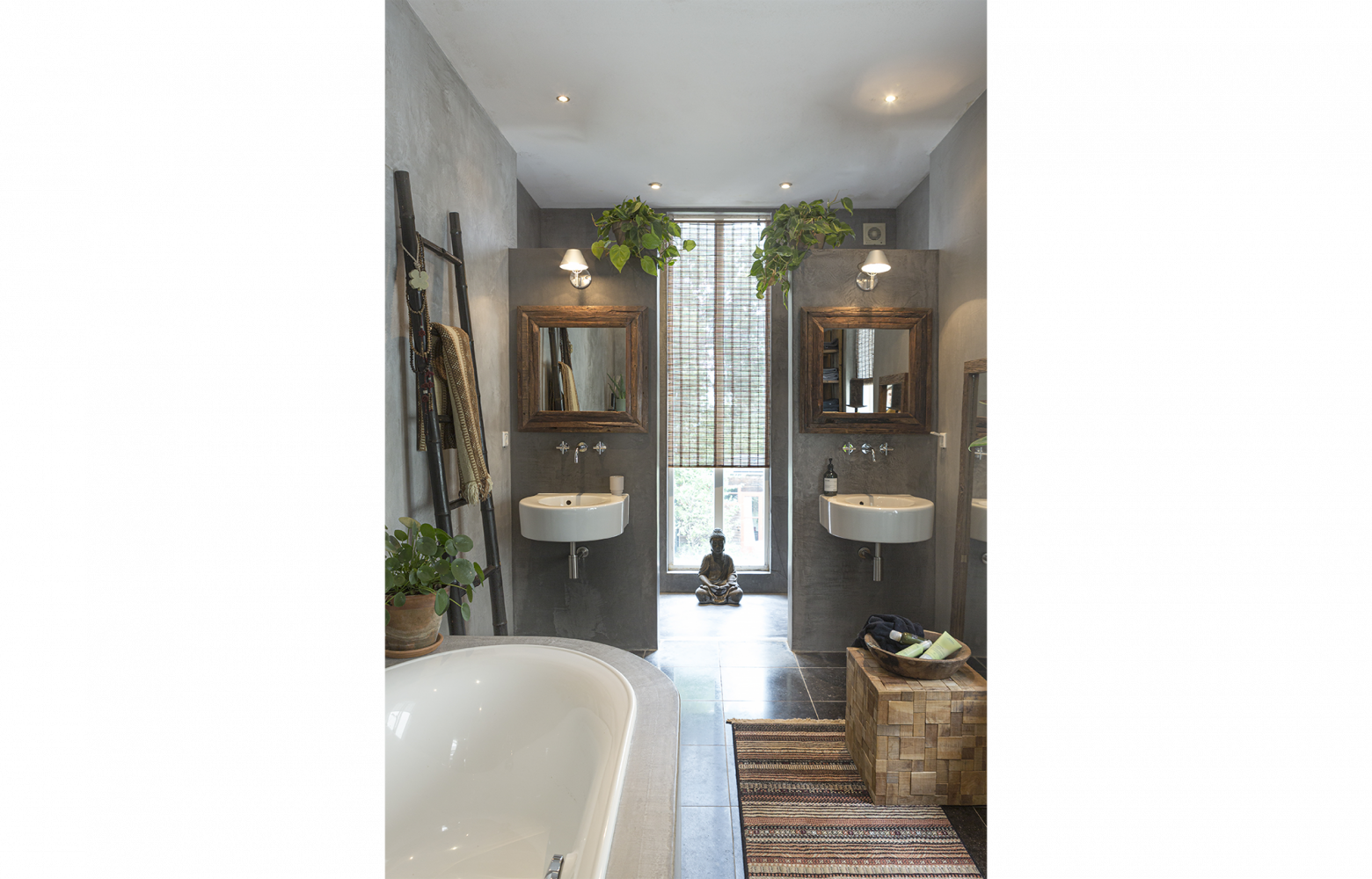 Et la salle de bains nous offre un aller simple pour Bali ! A droite : petite...