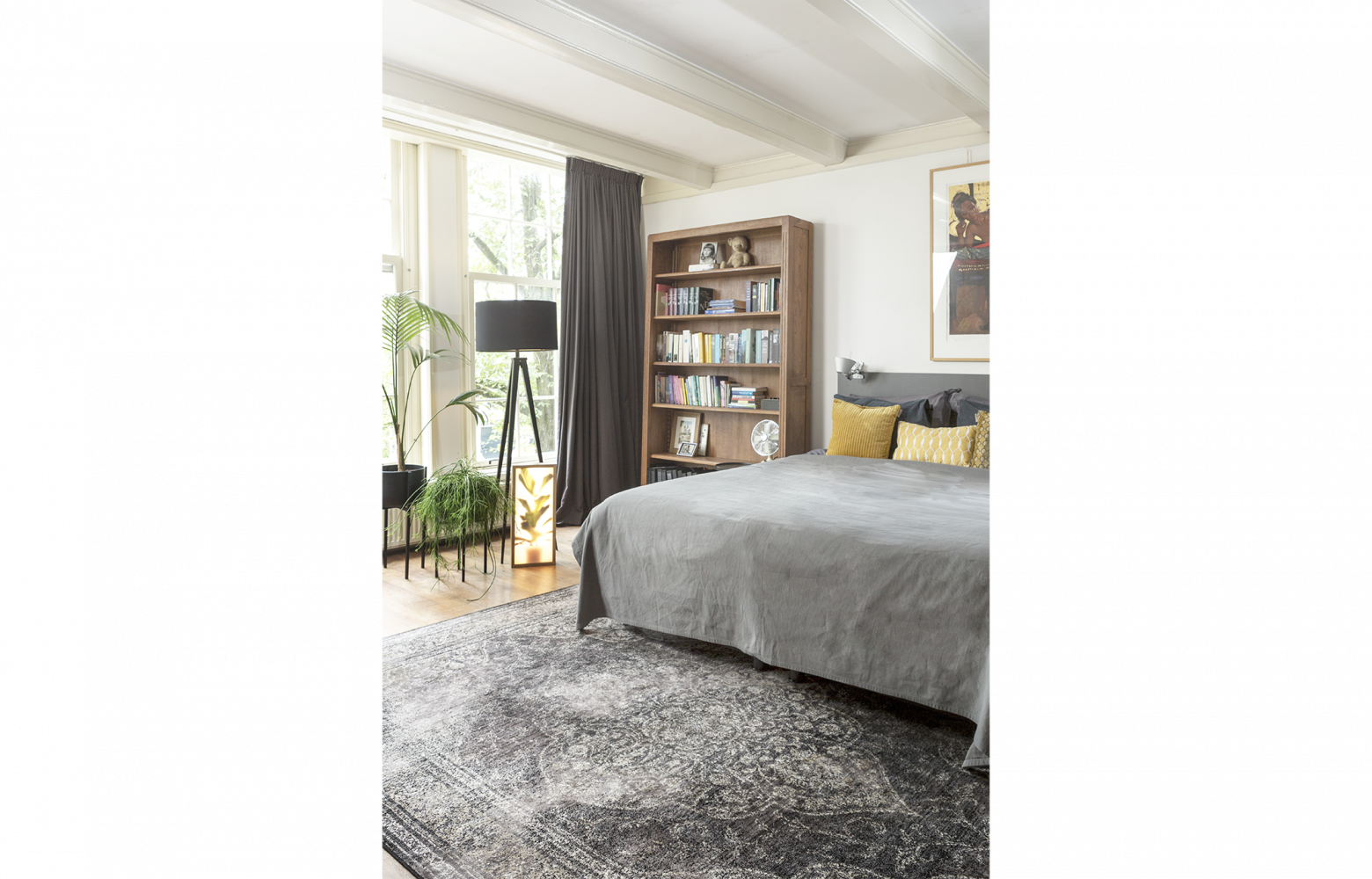A l'étage, la chambre joue aussi sur les nuances de gris.