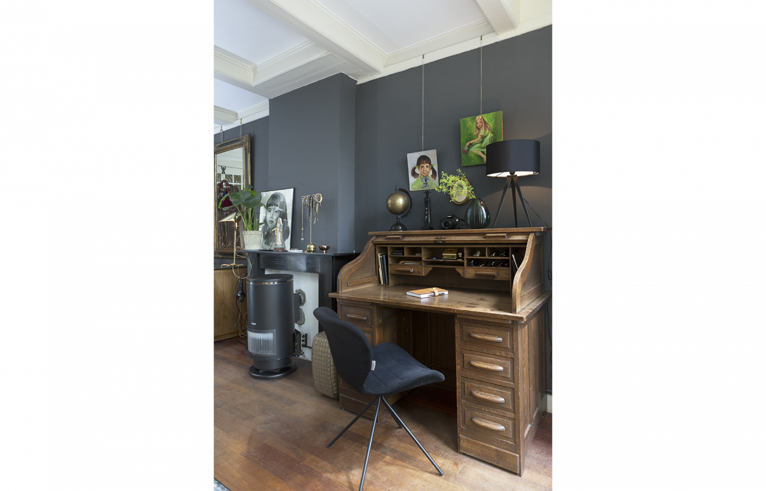 Le bureau s'articule autour d'une pièce vintage : le bureau du père de Caroline van Velze.