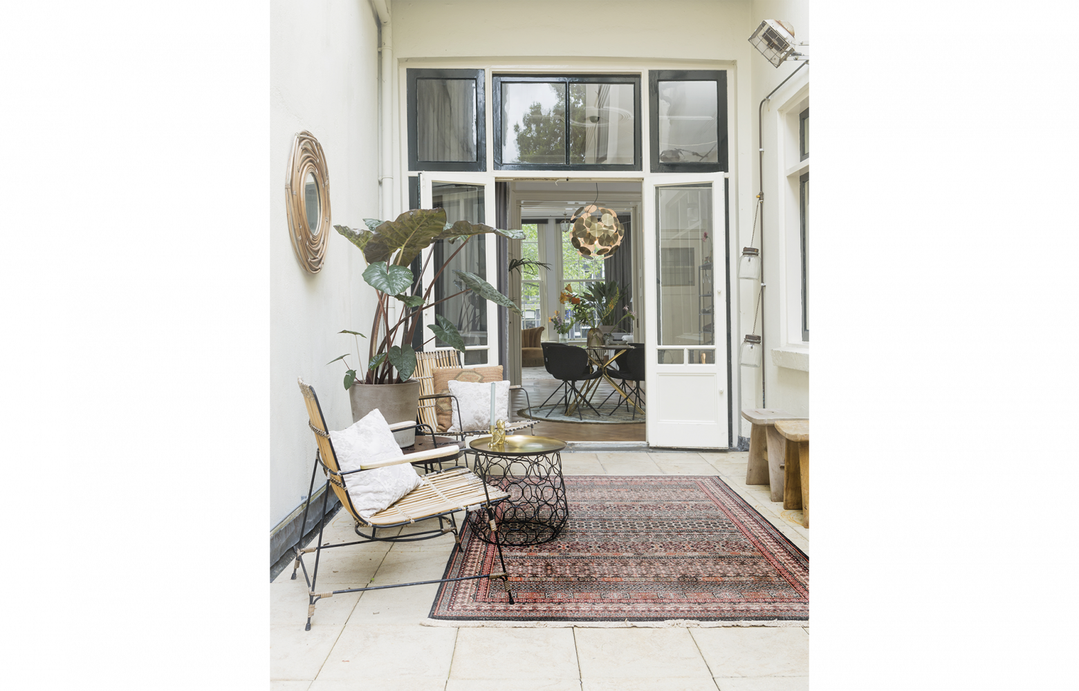 La visite se poursuit sur la terrasse... Chaise Albert Kuip (Zuiver) et tapis Bid (Dutchbone).