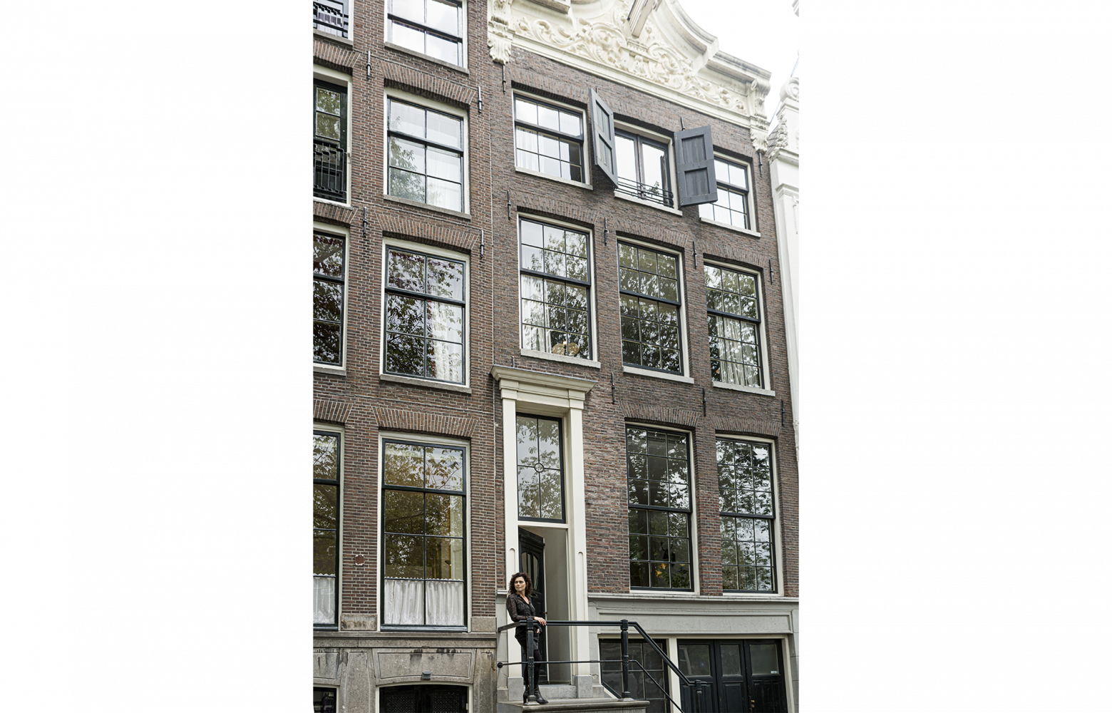 Caroline van Velze devant l'immeuble qu'elle habite depuis 1997. « Nous avons acheté une ruine et nous...