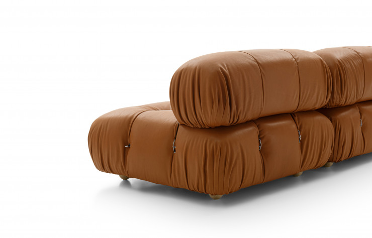 Le système de cordes, de mousquetons et d’anneaux, conçu en 1970, permet de relier les éléments entre eux (ici, le modèle en cuir).