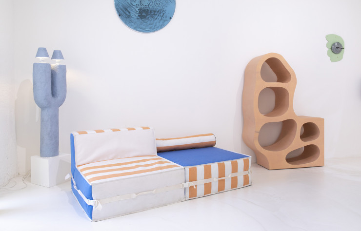Lampe Odette de Lea Mestre (2019), poufs de Thomas Defour et Manon Seiler (2020), bibliothèque de Thomas Defour (2020), horloge du studio Les Crafties, et un aperçu d’un miroir signé 13Desserts (2020).