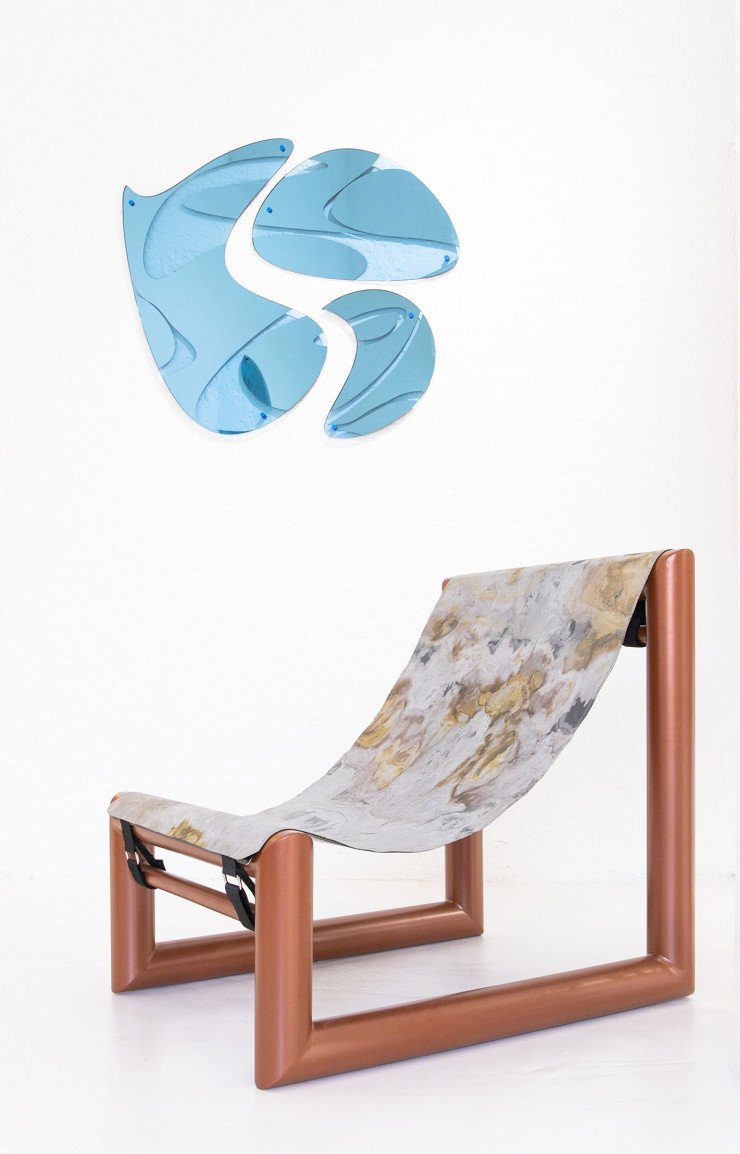 Miroir signé Temple&Fils x 13Desserts (2020), fauteuil en acier et feuille de pierre par 13Desserts (2020).