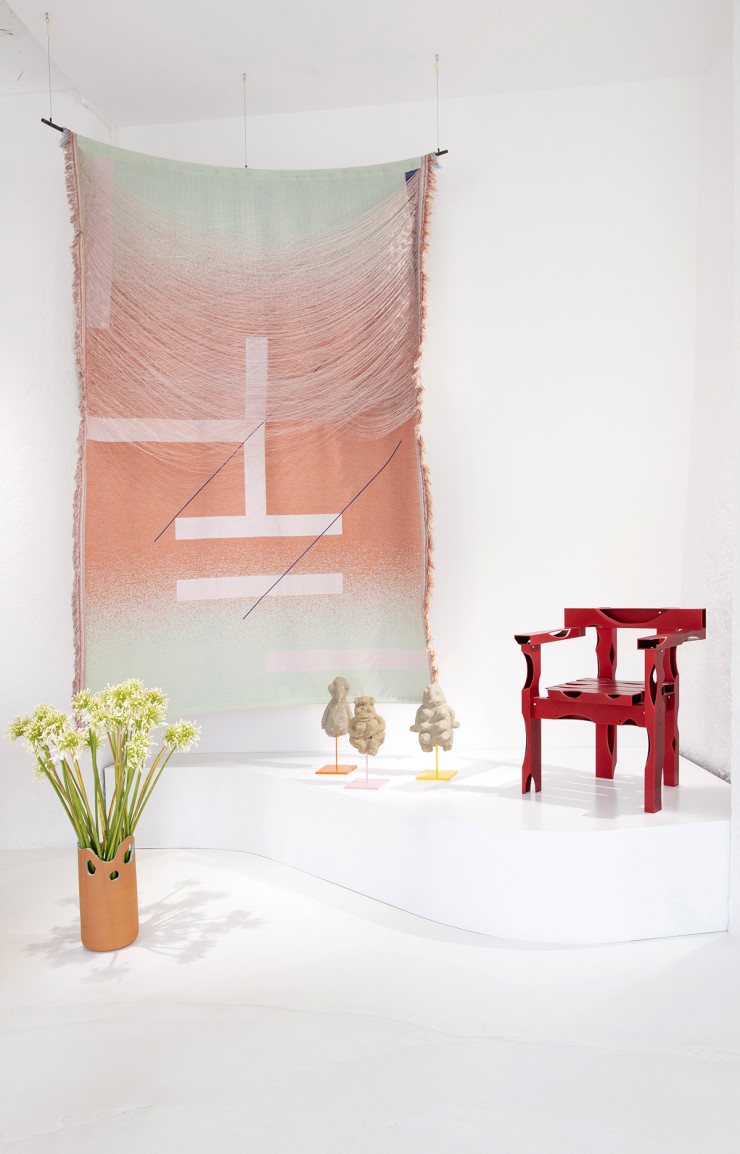Tissage de Marie Schumann (2019), sculptures d’Olivier Millagou (2019), chaise de Soft Baroque (2019) et vase en terre cuite de Superpoly (2020).