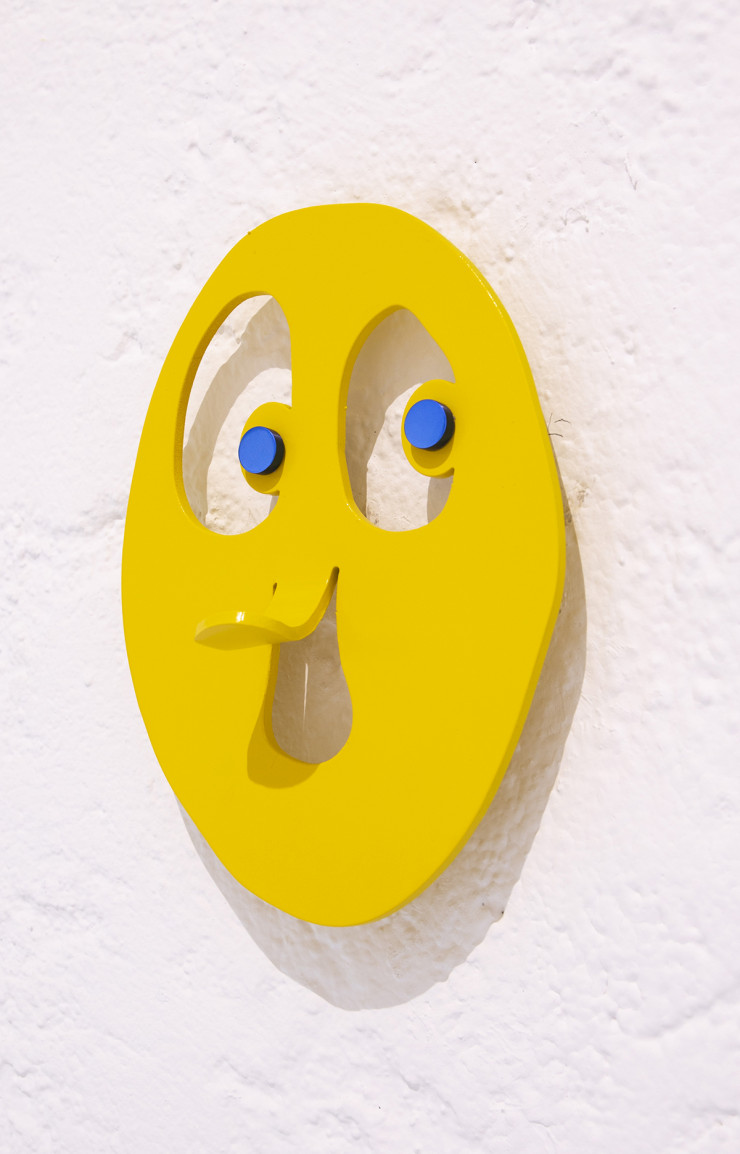 Patère en aluminium dessinée par Antoine Grulier et éditée par 13Desserts (2020).