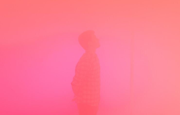 Your atmospheric Colour Atlas, un espace inondé d’un brouillard changeant progressivement de couleur et si dense qu’il est difficile d’y repérer son voisin.