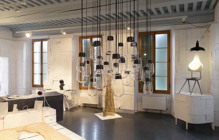 La chambre à coucher et sa jungle de suspensions.