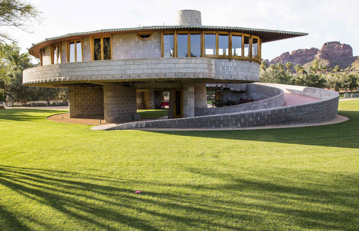 La maison se démarque par une structure tout en courbes et en spirales.