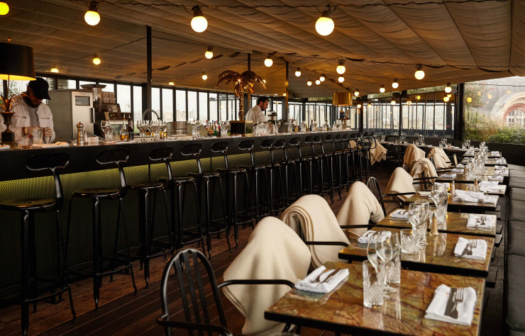 La terrasse est installée sur un rooftop du Marais.