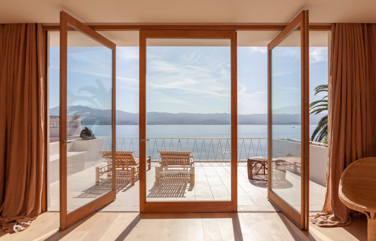 La Casa Santa Teresa, à Ajaccio, une villa de rêve les pieds dans l’eau.