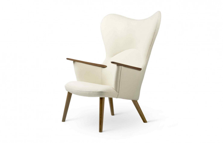 Réédition par Carl Hansen & Son de la CH78 dans sa version en noyer.