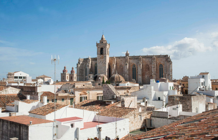 À quelques pas de la cathédrale de Ciutadella, le cloître Sant Agustí et ses voûtes bien ordonnées donnent à voir plusieurs siècles d’histoire minorquine.