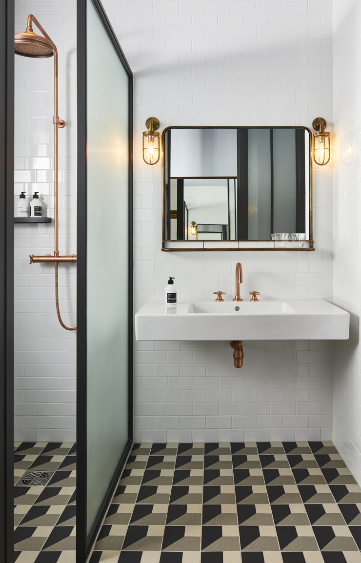 La mise en lumière des salles de bains de l’hôtel The Hoxton, à Paris, par Davey Lighting, une branche du groupe à l’héritage marin.