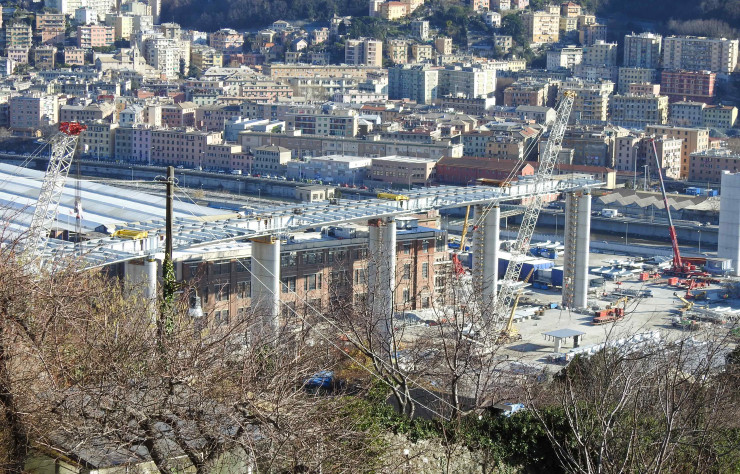 Octobre 2019 : pose du premier tablier du pont.