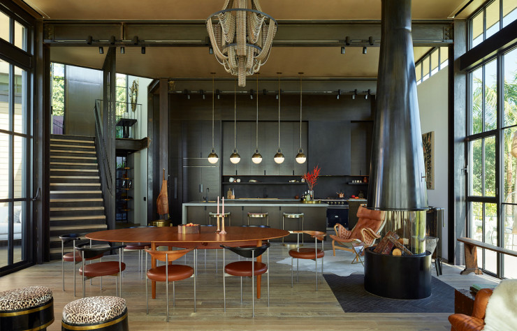 Icônes du design scandinave, les pièces de Finn Juhl et Bruno Mathsson apportent une note cosy particulièrement pertinente dans cette ambiance industrielle.