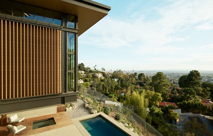 Perchée sur les collines d’Hollywood, la maison surplombe toute la ville de Los Angeles.