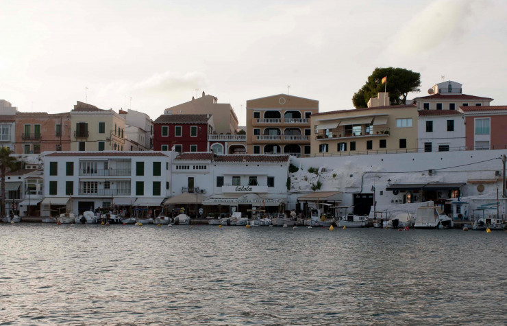 Dans la rade de Mahón, le petit port d’Es Castell aligne sur son quai terrasses, bars à tapas et restaurants de poissons.