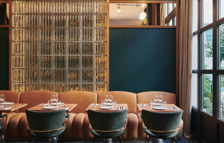 L’Hôtel dévoile une terrasse jardin pleine de verdure.