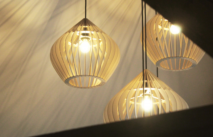 Tous les luminaires Kido sont livrés à plat et s’assemblent ensuite facilement.